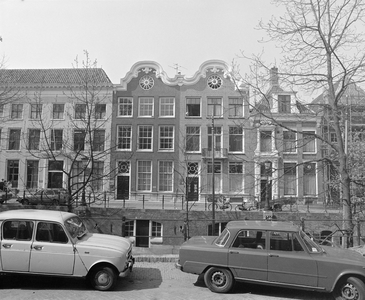 882297 Gezicht op de voorgevels van de panden Nieuwegracht 13 (rechts)- 19 te Utrecht.